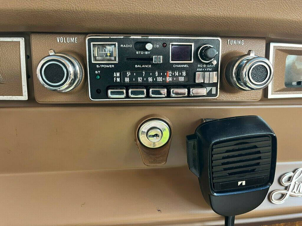 1981 Jeep Wagoneer 38