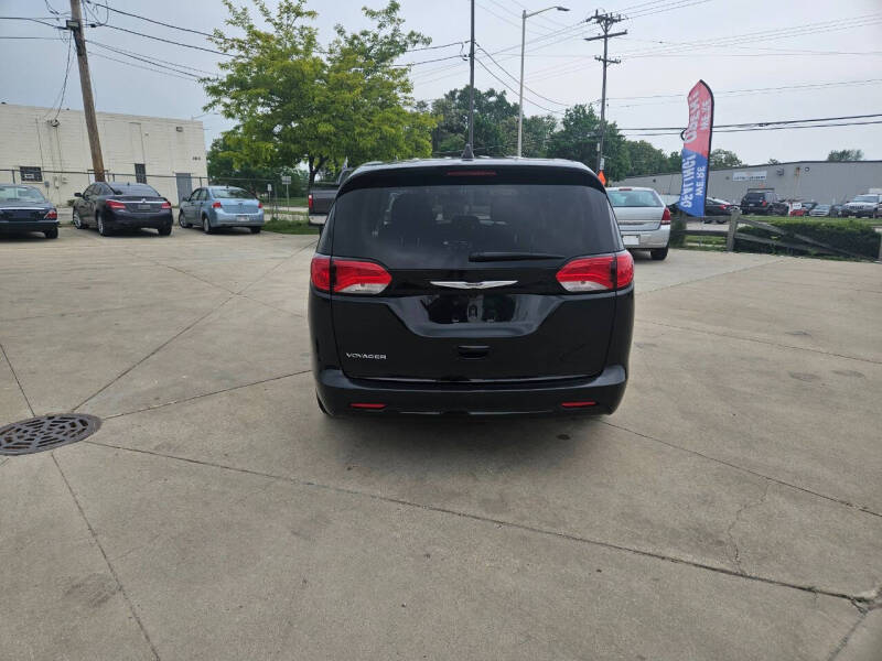 2022 Chrysler Voyager LX