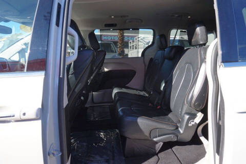 2017 Chrysler Pacifica Touring-L Plus