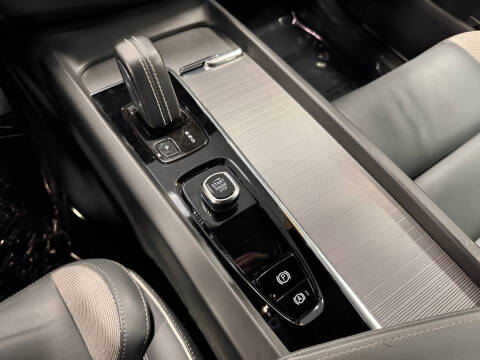 2022 Volvo XC60 B6 R-Design