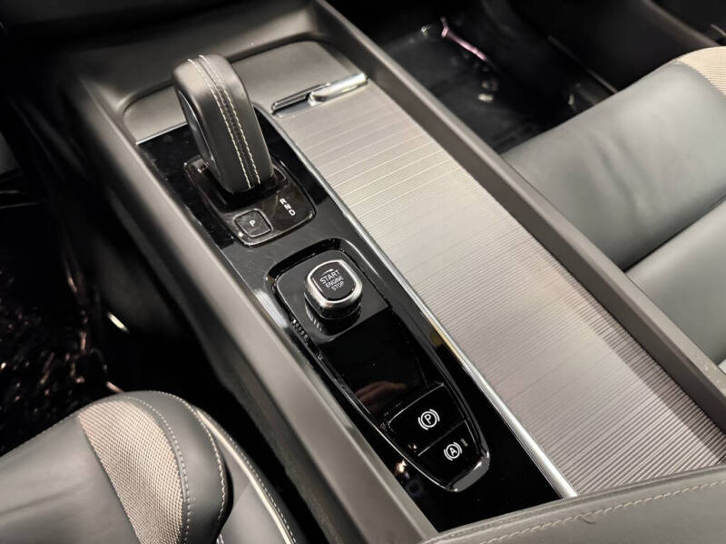 2022 Volvo XC60 B6 R-Design