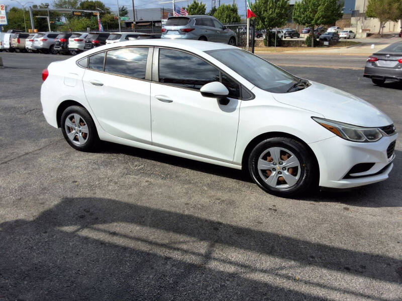 2018 Chevrolet Cruze LS photo 2