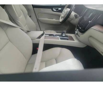 2022 Volvo XC60 B5 Momentum