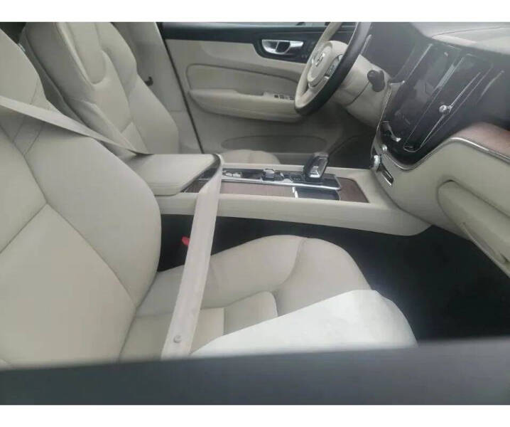 2022 Volvo XC60 B5 Momentum