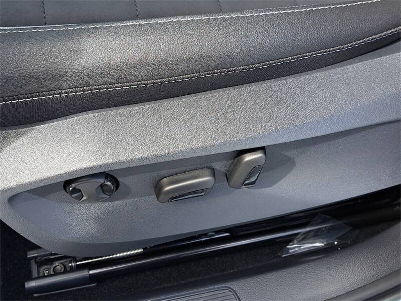 2025 Volkswagen Taos SE Black