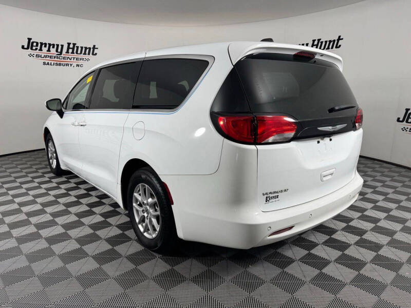 2023 Chrysler Voyager LX