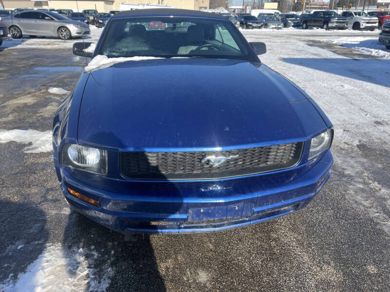 2009 Ford Mustang Deluxe's photo