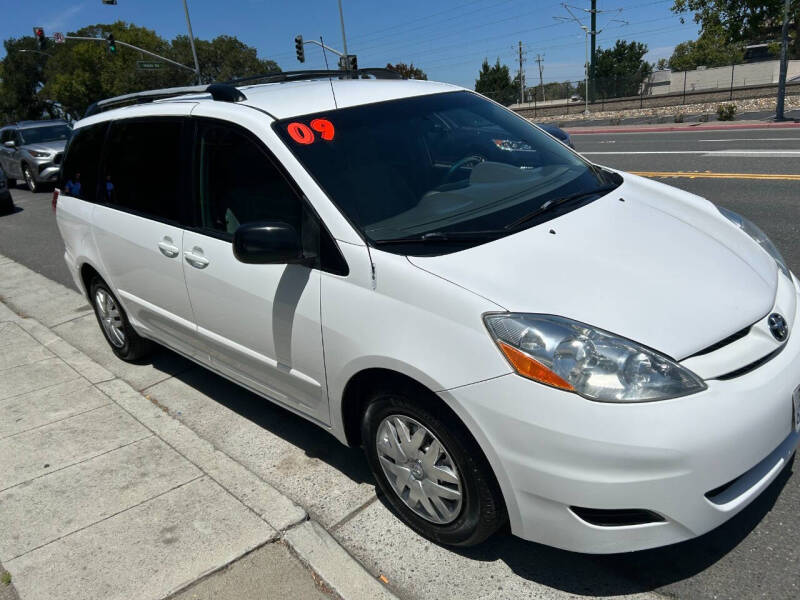 2009 Toyota Sienna LE 8-Passenger