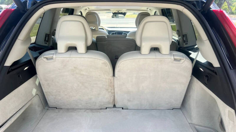 2016 Volvo XC90 T6 Momentum