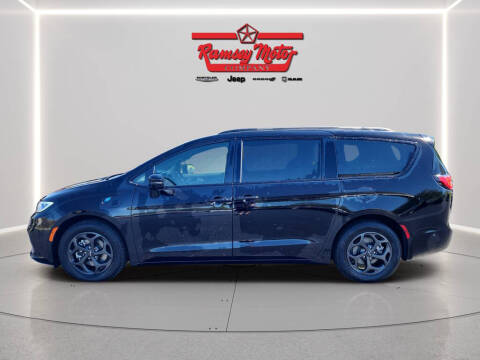 2024 Chrysler Pacifica Plug-In Hybrid Select