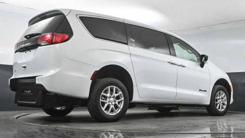 2025 Chrysler Voyager LX