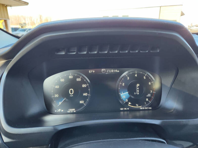 2017 Volvo XC90 T6 Momentum