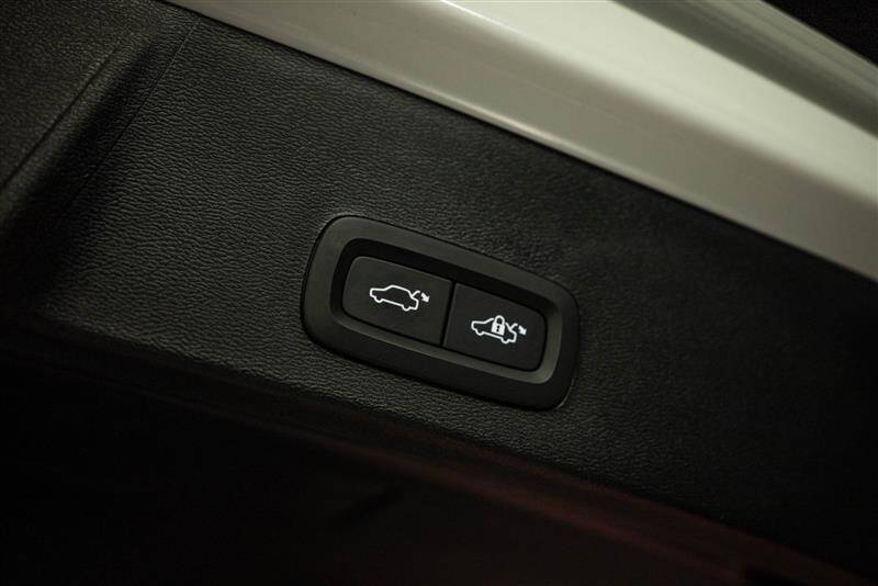 2024 Volvo XC40 B5 Plus Bright Theme