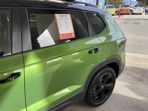 2025 Volkswagen Taos SE Black 4Motion