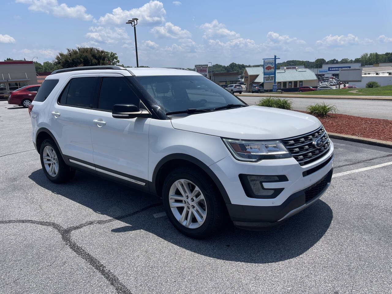 White 2017 Ford Explorer XLT XLT 4dr SUV 2