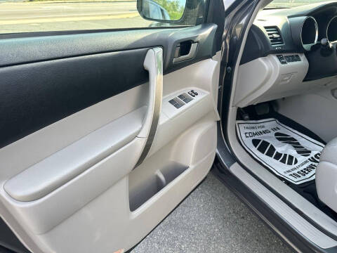 2011 Toyota Highlander SE