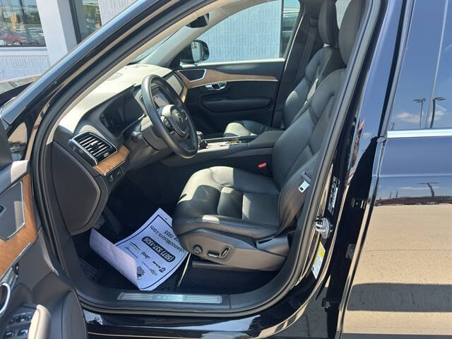 2022 Volvo XC90 T6 Momentum 7-Passenger