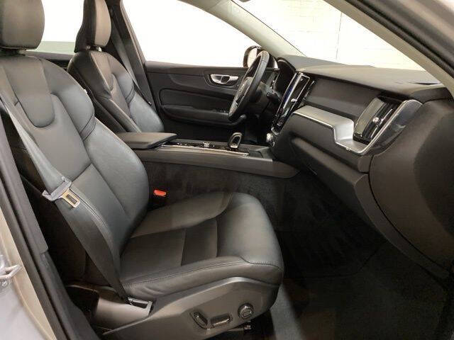 2025 Volvo XC60 B5 Core Dark Theme