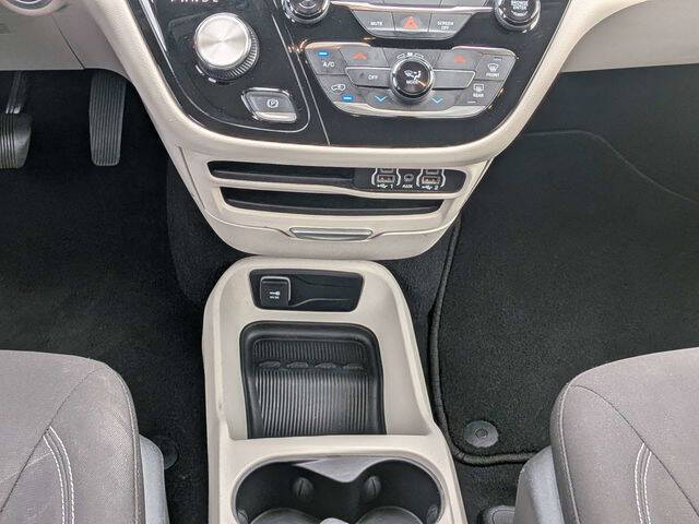 2022 Chrysler Voyager LX