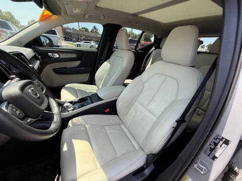 2023 Volvo XC40 B5 Plus Dark Theme