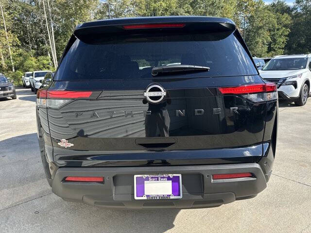 2025 Nissan Pathfinder SV