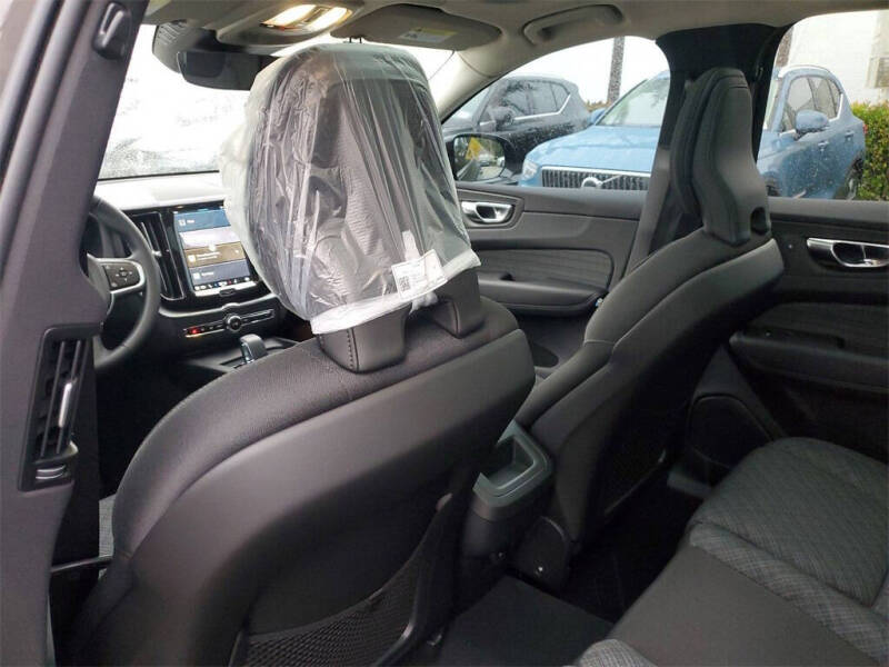 2025 Volvo XC60 B5 Core Dark Theme