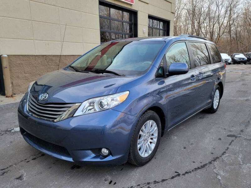 2014 Toyota Sienna XLE's photo
