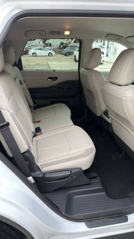 2025 Nissan Pathfinder SL