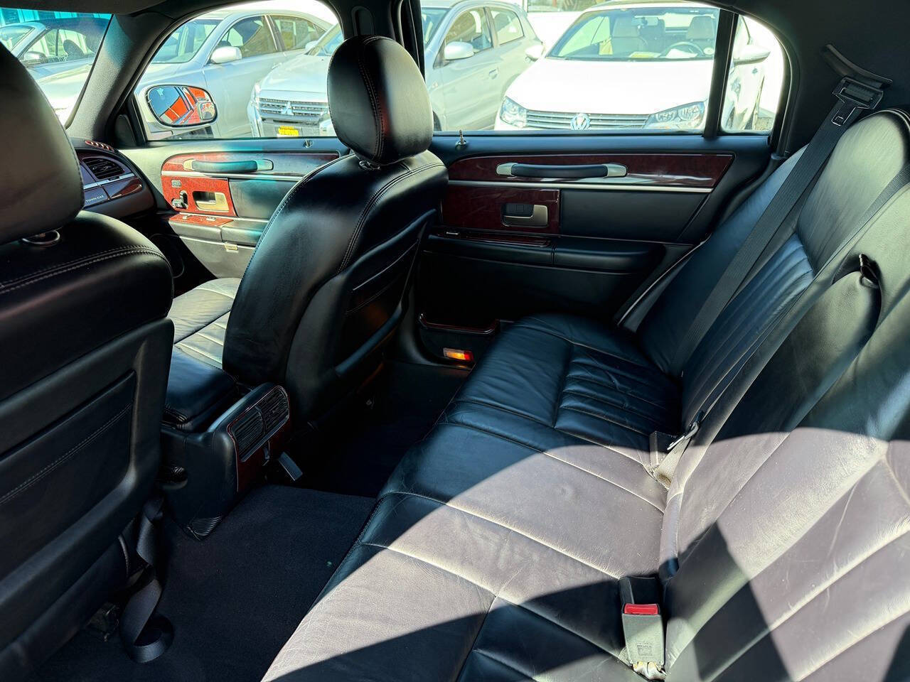 2005 Lincoln Town Car 12