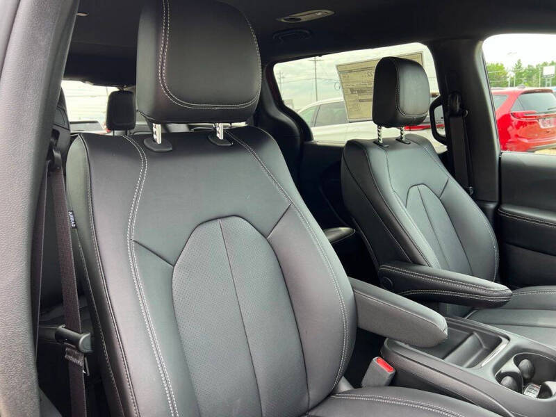 2027 Chrysler Pacifica Select