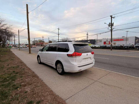 2013 Toyota Sienna XLE 8-Passenger
