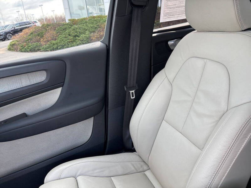 2023 Volvo XC40 B5 Plus Bright Theme