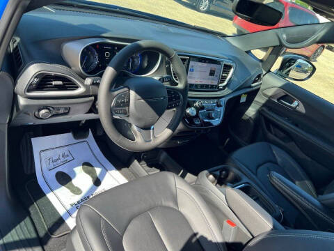 2027 Chrysler Pacifica Select