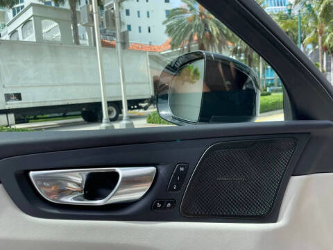 2023 Volvo XC60 B5 Plus Dark Theme