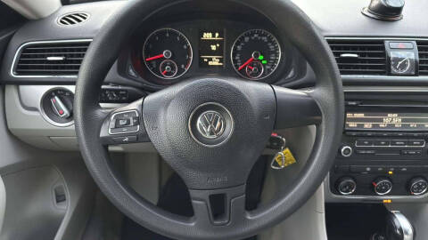 2014 Volkswagen Passat 1.8T S PZEV