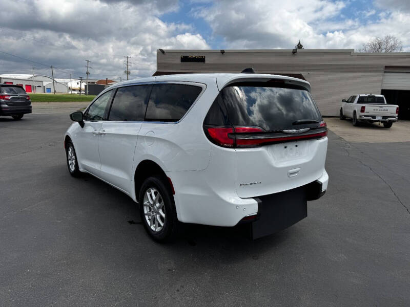 2025 Chrysler Pacifica Select