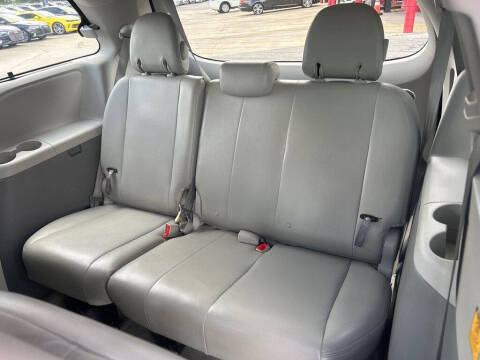 2013 Toyota Sienna LE 8-Passenger