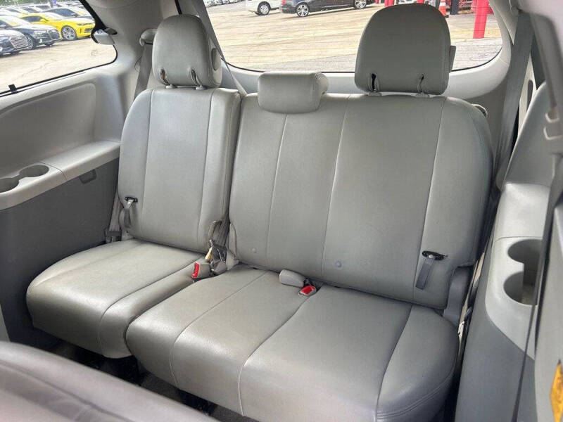 2013 Toyota Sienna LE 8-Passenger