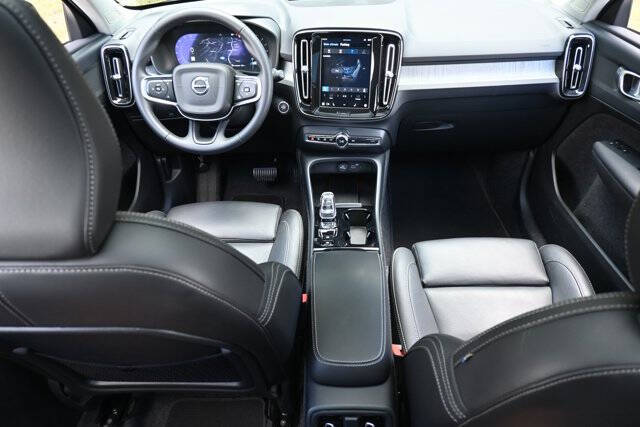 2025 Volvo XC40 B5 Plus Dark Theme