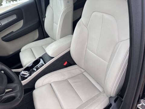 2025 Volvo XC40 B5 Plus Dark Theme