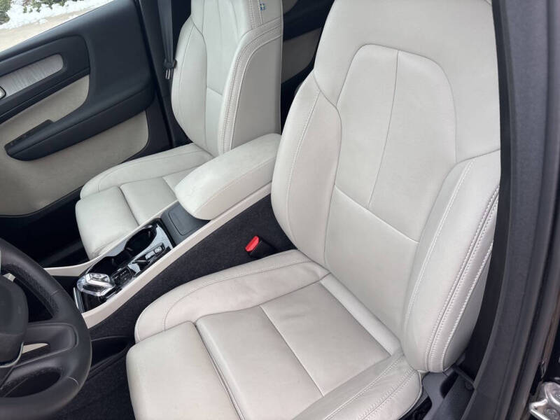 2025 Volvo XC40 B5 Plus Dark Theme