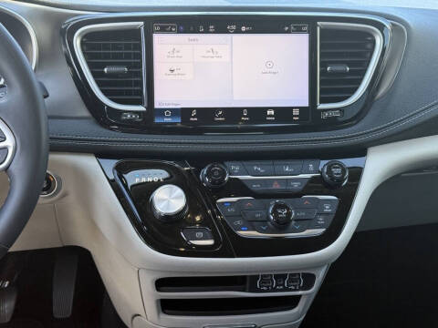 2023 Chrysler Pacifica Plug-In Hybrid Touring L