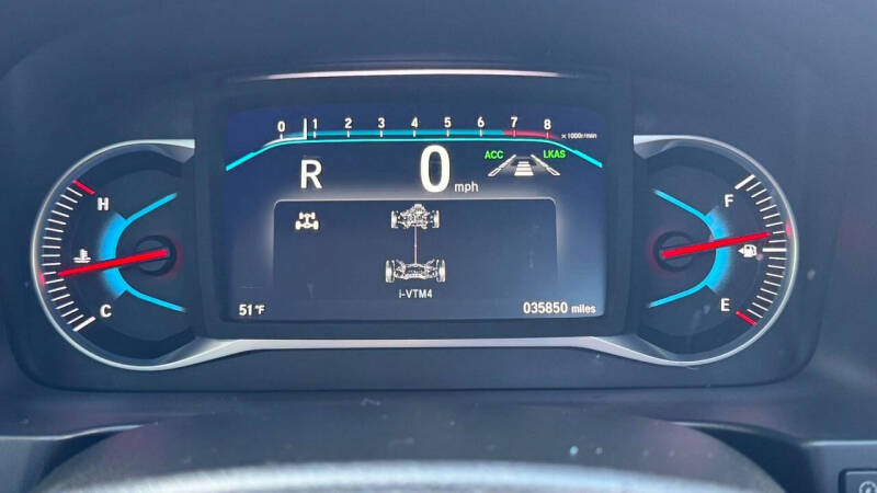 2022 Honda Pilot Touring w/Rear Captain's Chairs