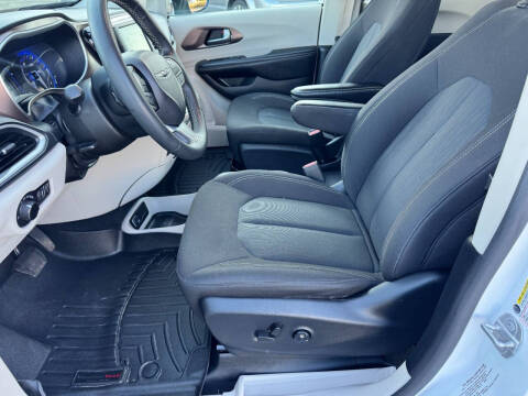 2022 Chrysler Voyager LX