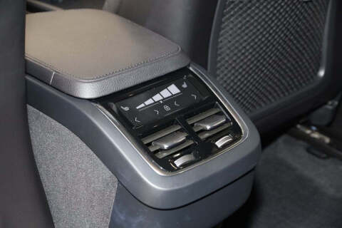 2022 Volvo XC90 T6 Momentum 7-Passenger