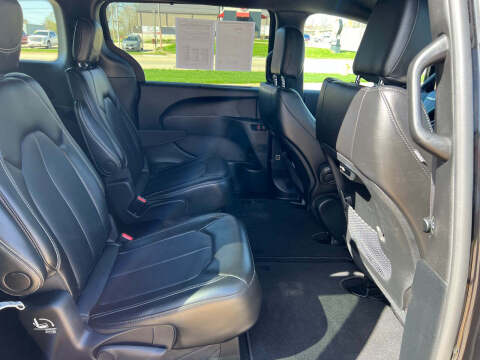 2025 Chrysler Pacifica Select