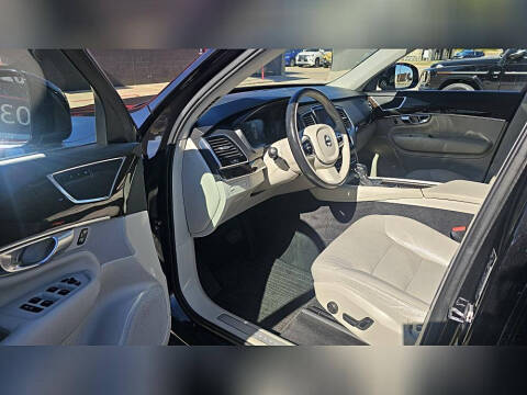 2017 Volvo XC90 T6 Momentum