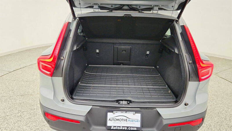 2025 Volvo XC40 B5 Core Bright Theme