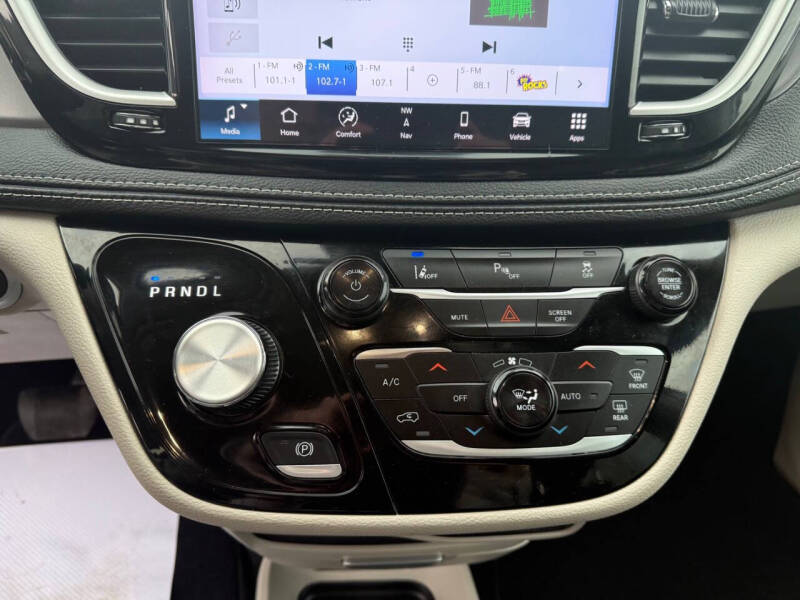 2024 Chrysler Pacifica Plug-In Hybrid Select