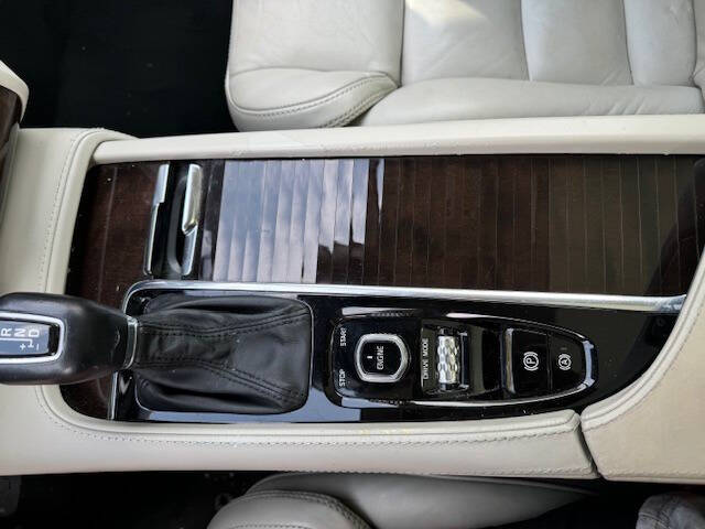 2016 Volvo XC90 T6 Momentum